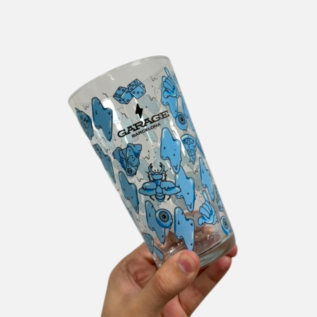 Vaso de cristal personalizado con una ilustración azul y logotipo