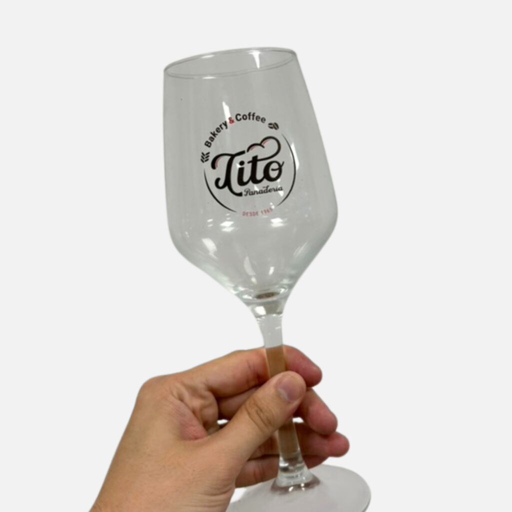 Copa de cristal personalizada con el logotipo de Tito Bakery & Coffee