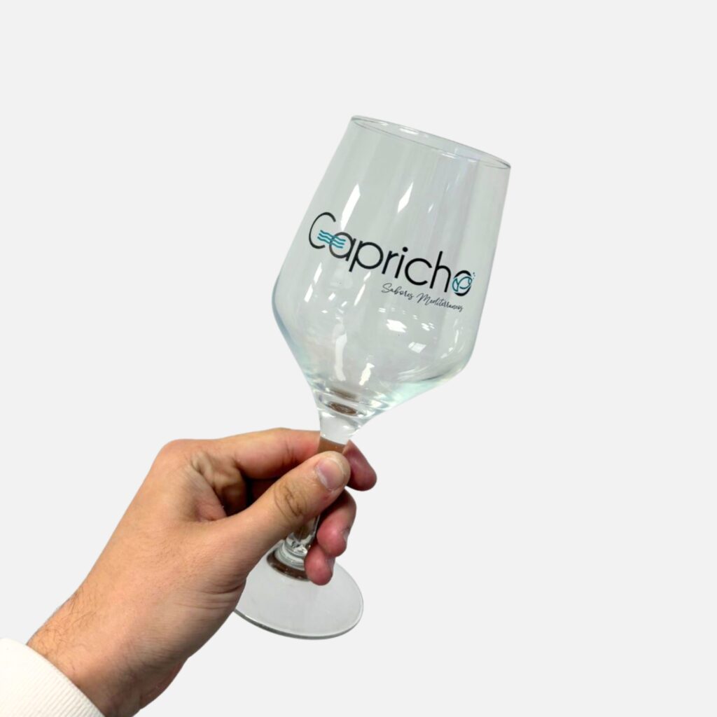 Detalle de una copa de vino personalizada con logotipo