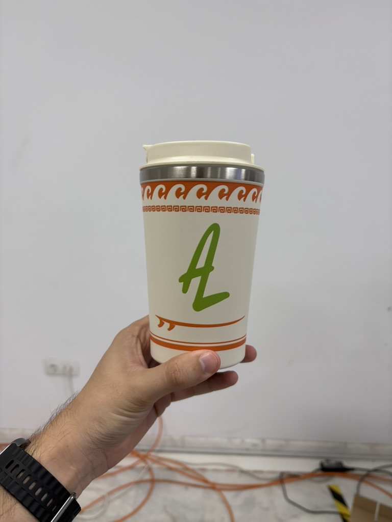 Vaso Thira de tono beige personalizado con símbolo verde y motivos naranjas