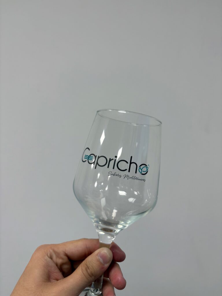 Copa de cristal personalizada con el logotipo Capricho y detalles turquesa