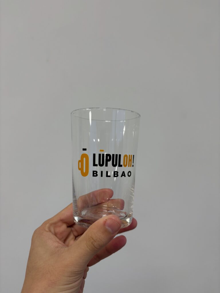 Vaso de cristal personalizado con el logotipo Lúpuloh! Bilbao en negro y amarillo