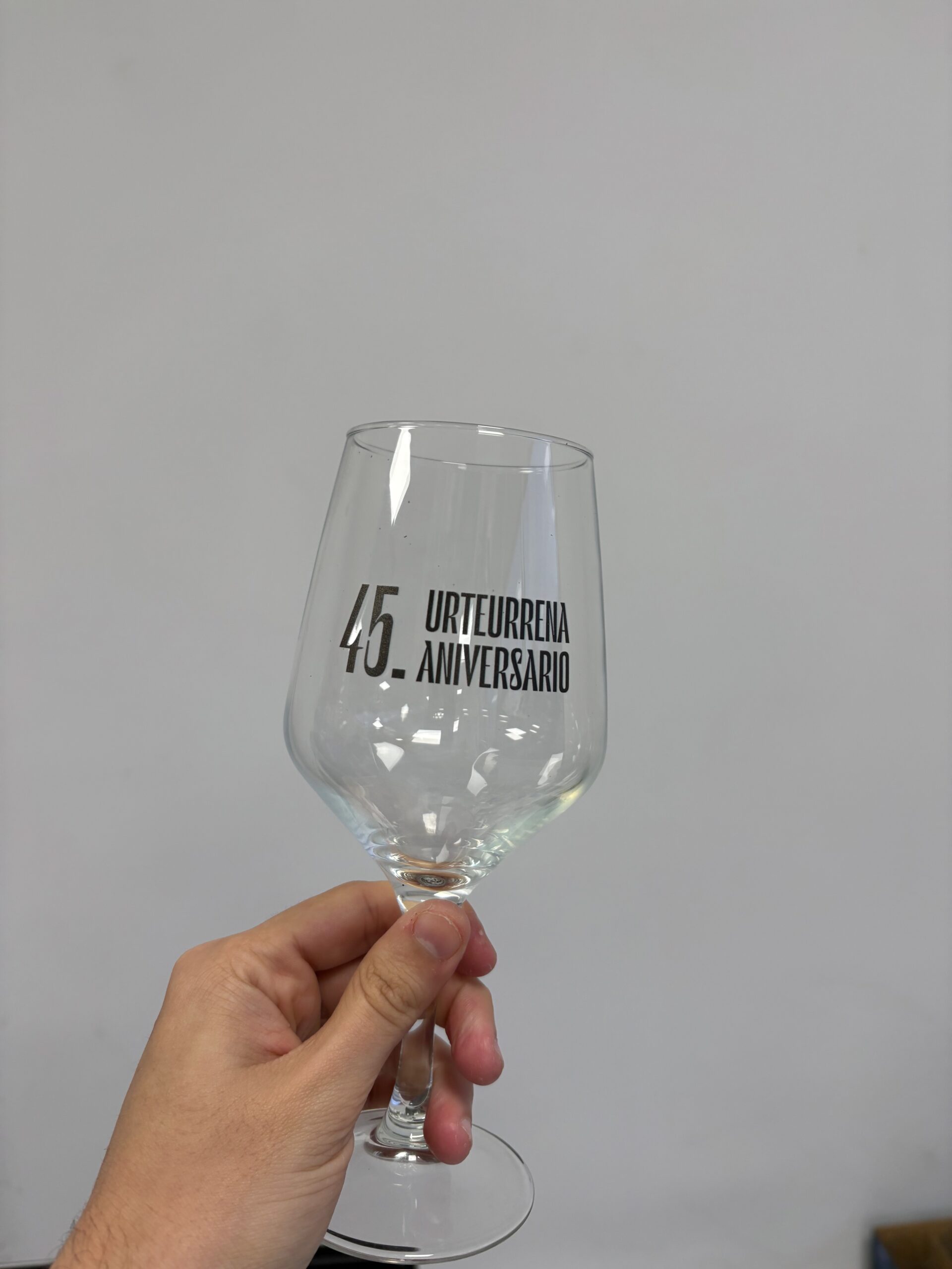 Copa personalizada con el texto 45 Urteurrena Aniversario en negro