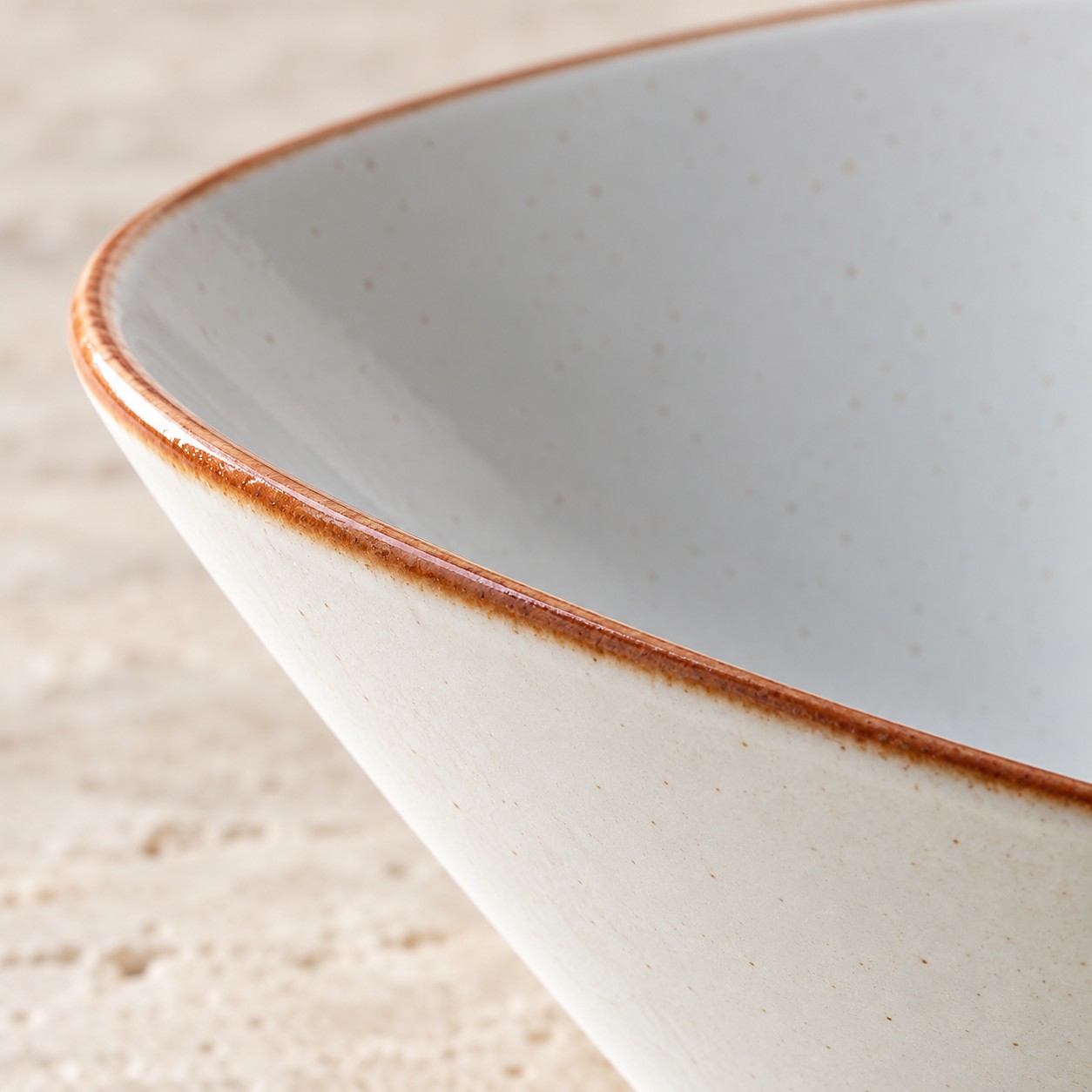 Detalle del borde y acabado de Bol inclinado Artisan Beige 15,5 cm