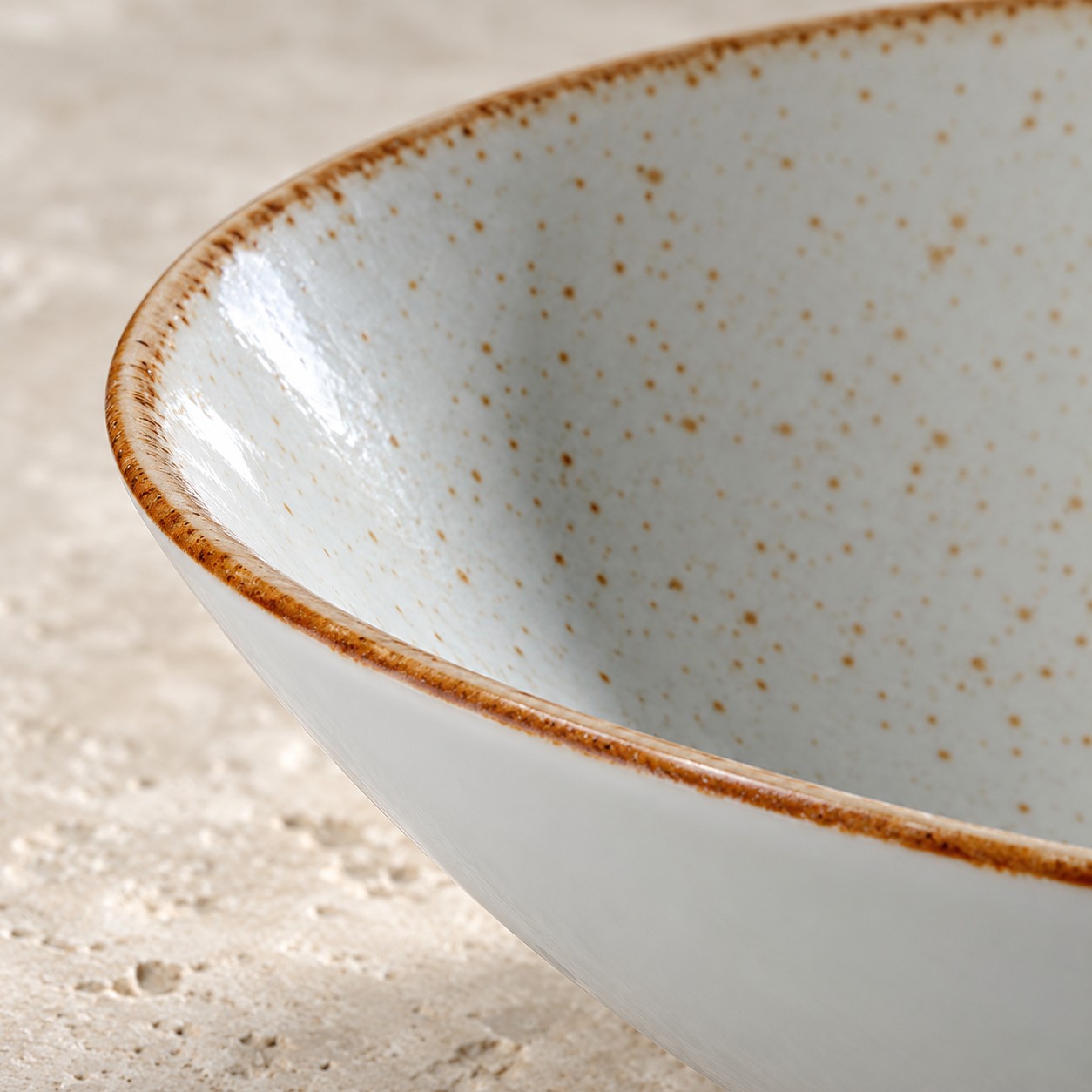 Detalle del borde y acabado de Plato hondo Artisan Beige 21,7 cm