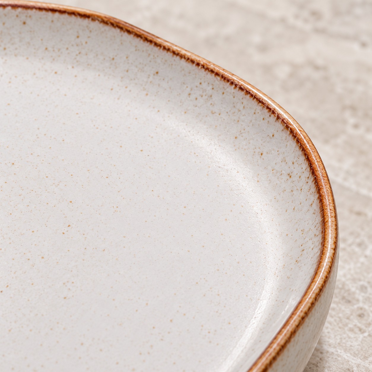 Detalle del borde y acabado de Plato llano Artisan Beige 29,5 cm