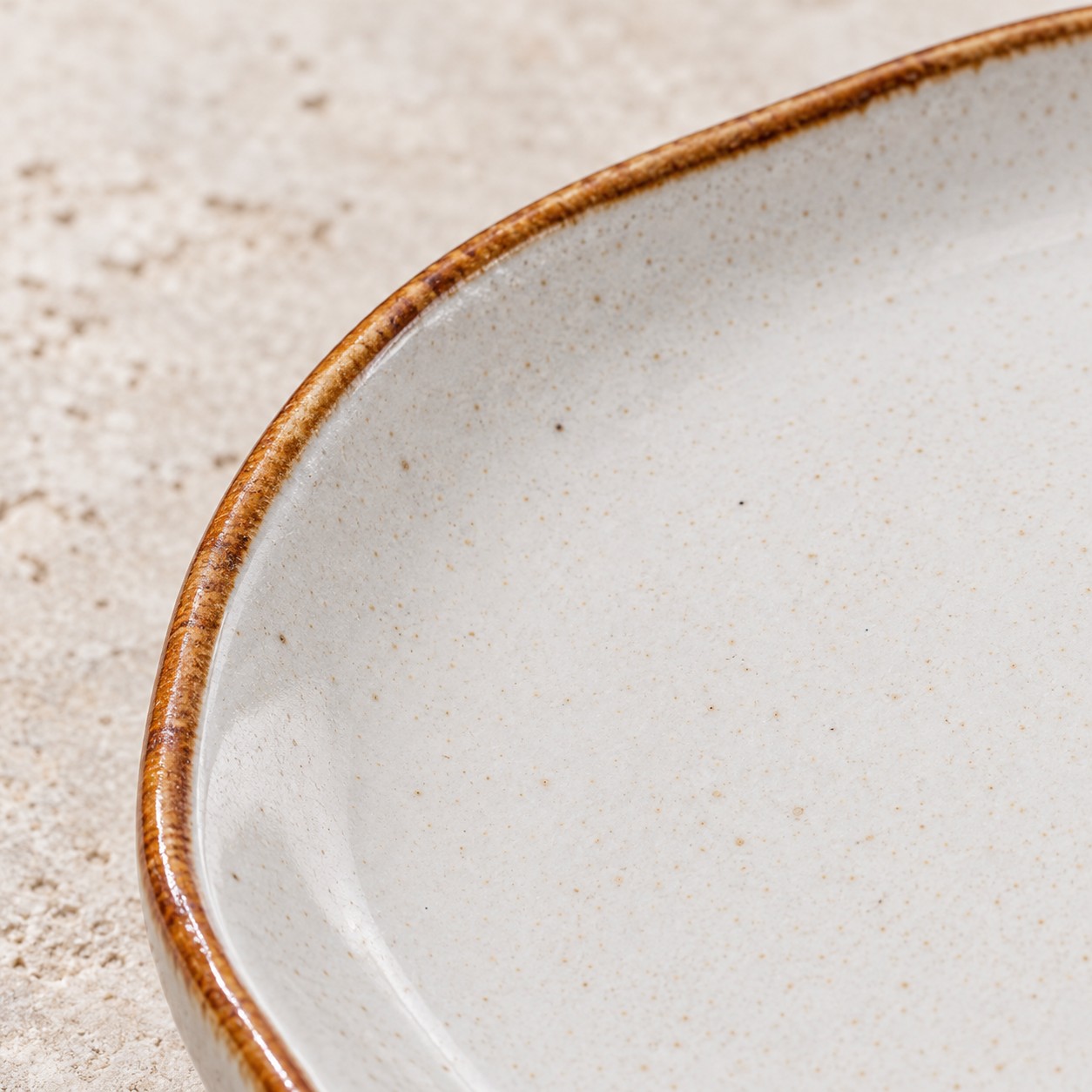 Detalle del borde y acabado de Plato de postre Artisan Beige 21,7 cm