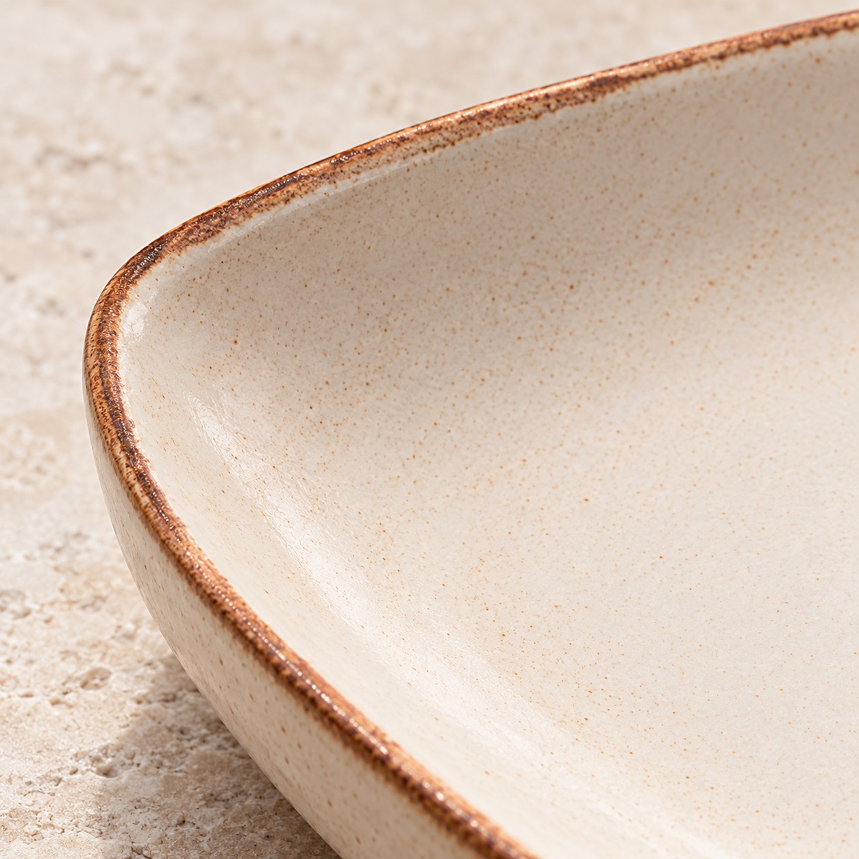 Detalle del borde y acabado de Bandeja Artisan Beige 36 × 25 cm