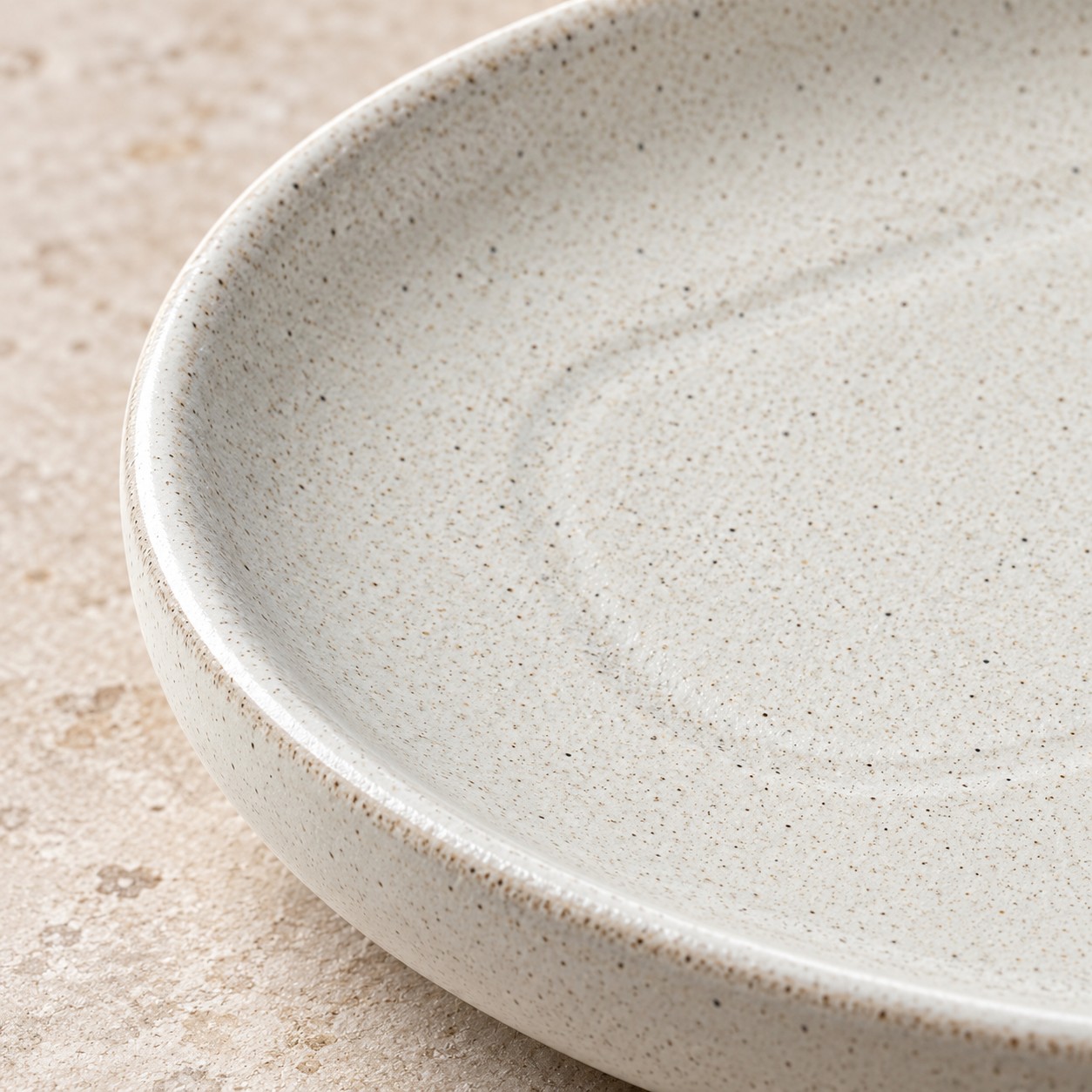 Detalle del borde y acabado de Bandeja ovalada Orion 35,9 × 21,7 cm