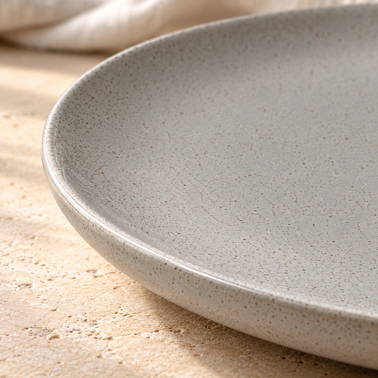 Detalle del borde y acabado de Plato llano coupe Moon, recreado con IA a partir del modelo real